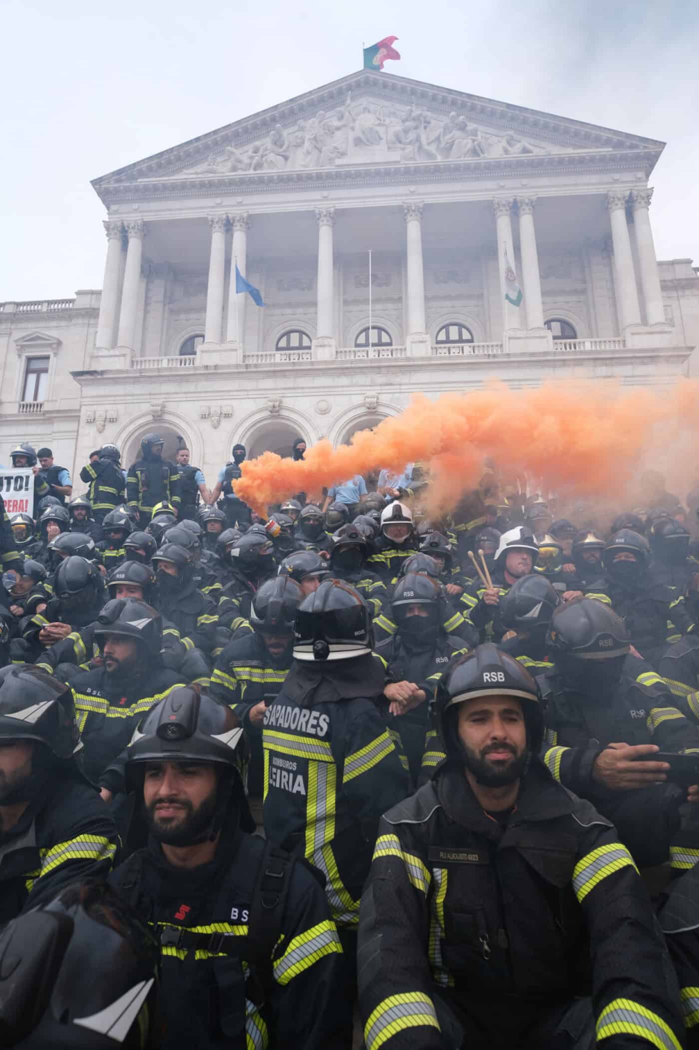 Bombeiros sapadores protestam com petardos na escadaria da Assembleia da República