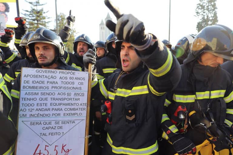 Bombeiros profissionais dão até final do mês para Governo responder às reivindicações
