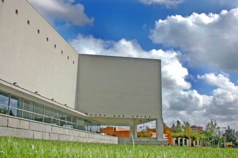 Espetáculo interativo convida plateia da Casa das Artes a "desnudar um enredo"