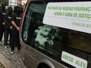 Lesados do BES usam carro funerário para protesto junto ao tribunal&nbsp;