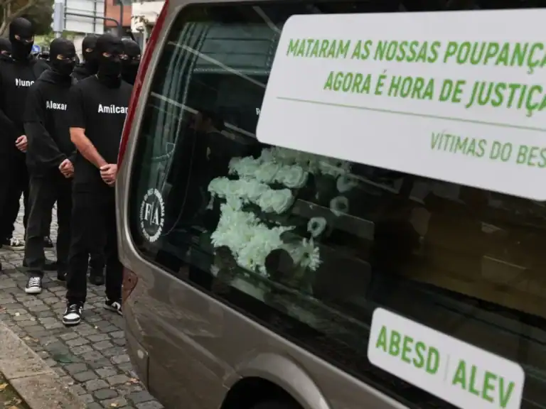 Lesados do BES usam carro funerário para protesto junto ao tribunal