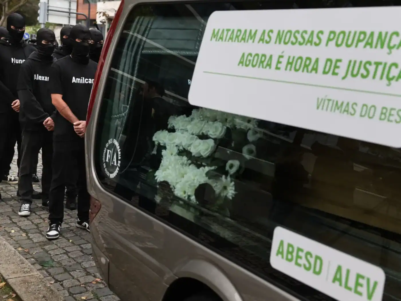 Lesados do BES usam carro funerário para protesto junto ao tribunal&nbsp;