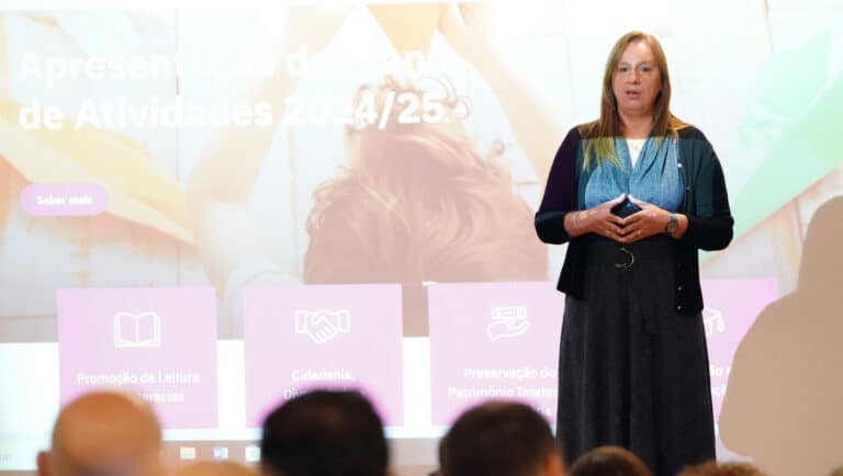 “Uma verdadeira cidade leitora”. CMB quer uma estante de livros em todas as escolas