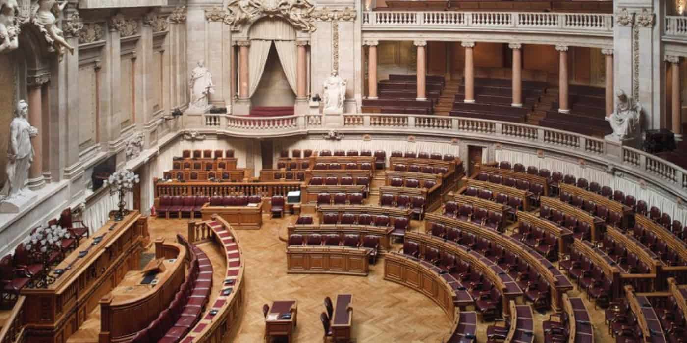 Partidos debatem ação social no Ensino Superior e carreira de investigação esta tarde