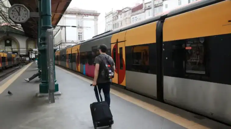 Passe ferroviário de 20 euros entra hoje em vigor