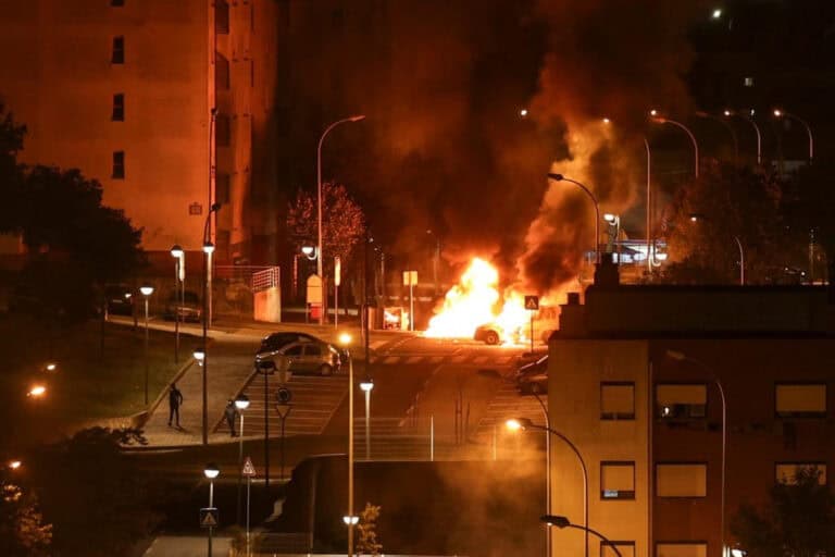 Caixotes de lixo e viaturas incendiadas em vários bairros de Lisboa
