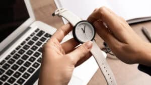 Relógios atrasam 60 minutos esta madrugada