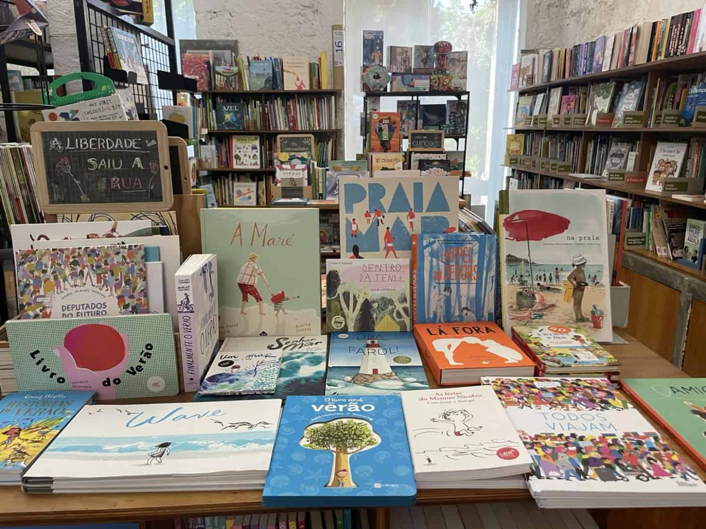 Cheques-livro para jovens de 18 anos começam a ser emitidos a 04 de novembro