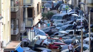 Espanha reforça militares no terreno em Valência para resgatar corpos e abastecer populações