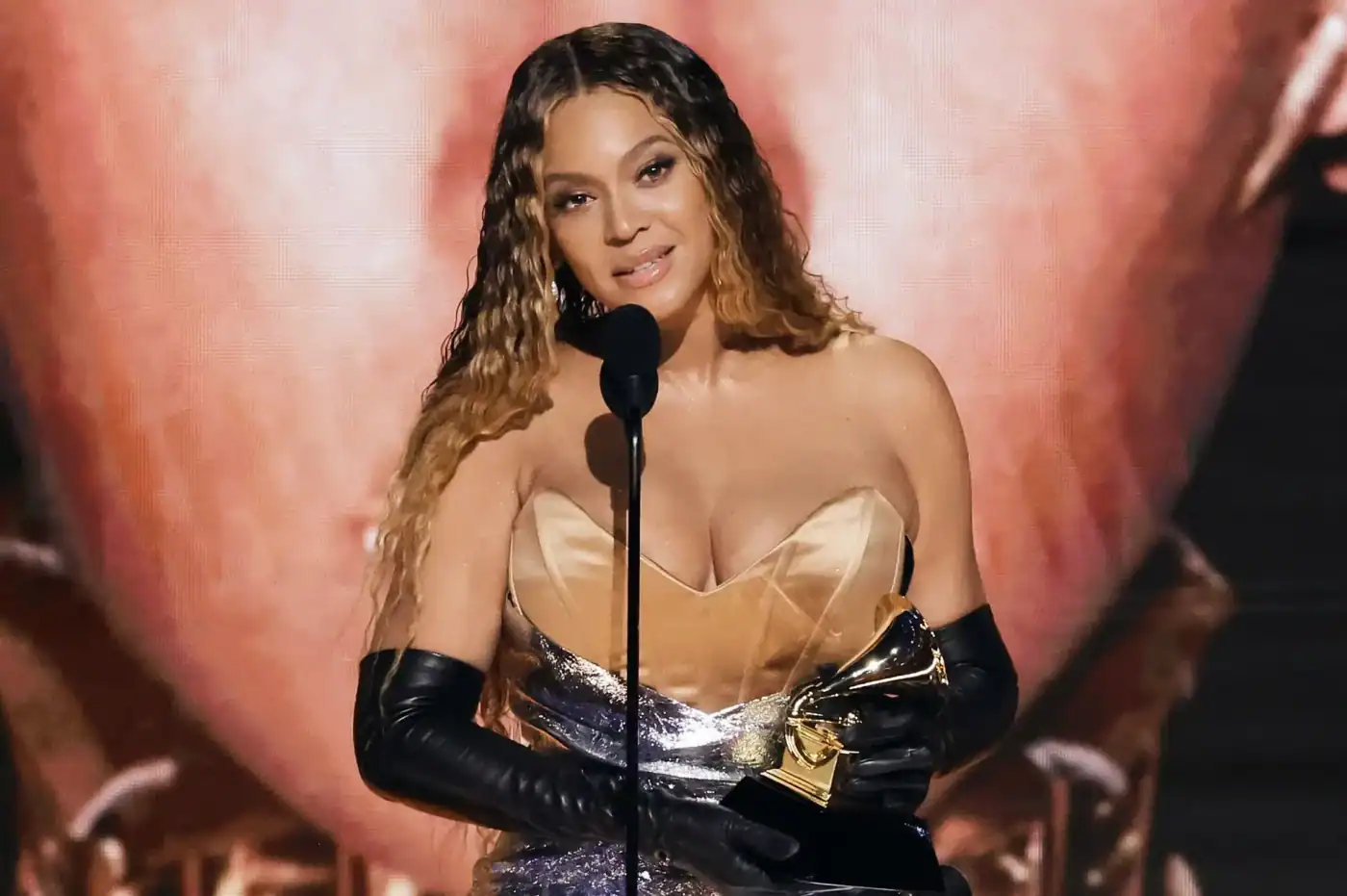 Beyoncé lidera corrida aos Grammy 2025 com 11 nomeações
