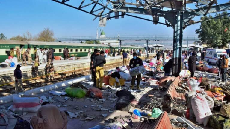Explosão em estação ferroviária no sudoeste do Paquistão mata 20 pessoas