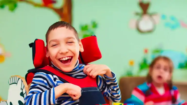 Pais de crianças com deficiência concentram-se hoje em várias cidades para defender inclusão