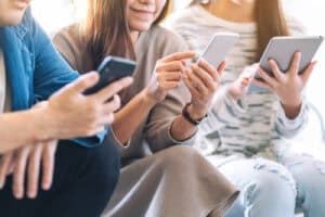 Quatro em cada dez jovens passam mais de cinco horas por dia a navegar na Internet