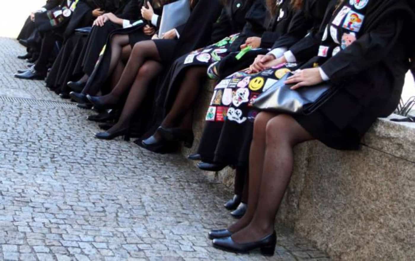 Bolsas de estudo só chegam "aos muito pobres" impedindo muitos alunos de estudar