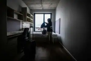 Metade dos alunos deslocados do ensino superior vive em quartos sem contrato