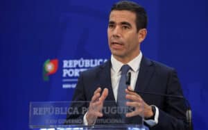 Governo aprova salário mínimo de 870 euros em 2025 