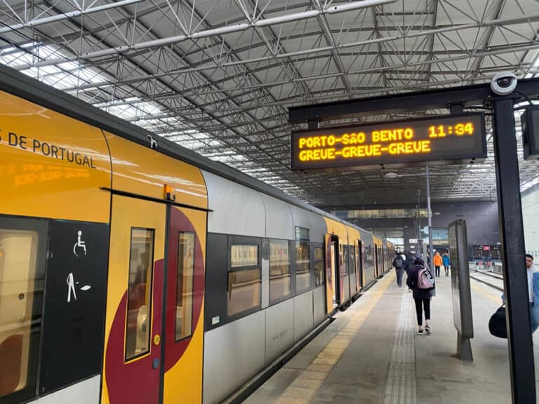 Greve de maquinistas levou à supressão de 91 comboios na CP até às 12:00