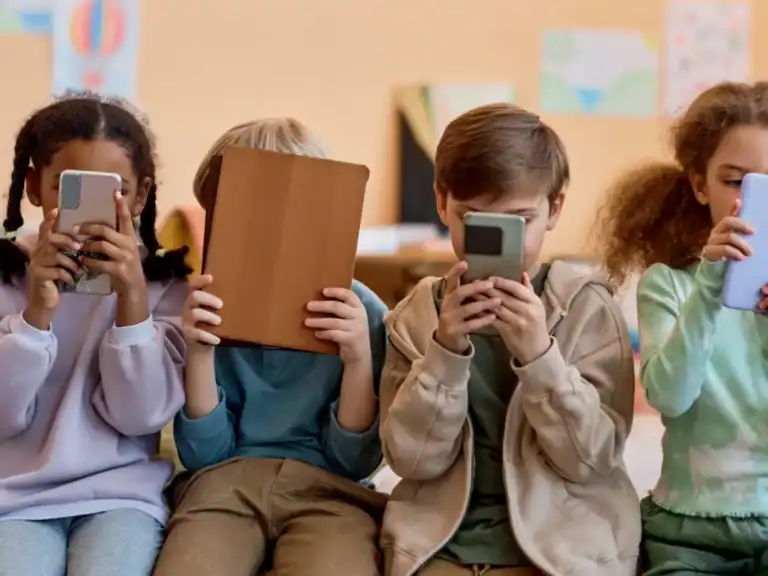 Ministro da Educação admite tornar efetiva proibição de telemóveis nos 1.º e 2.º ciclos