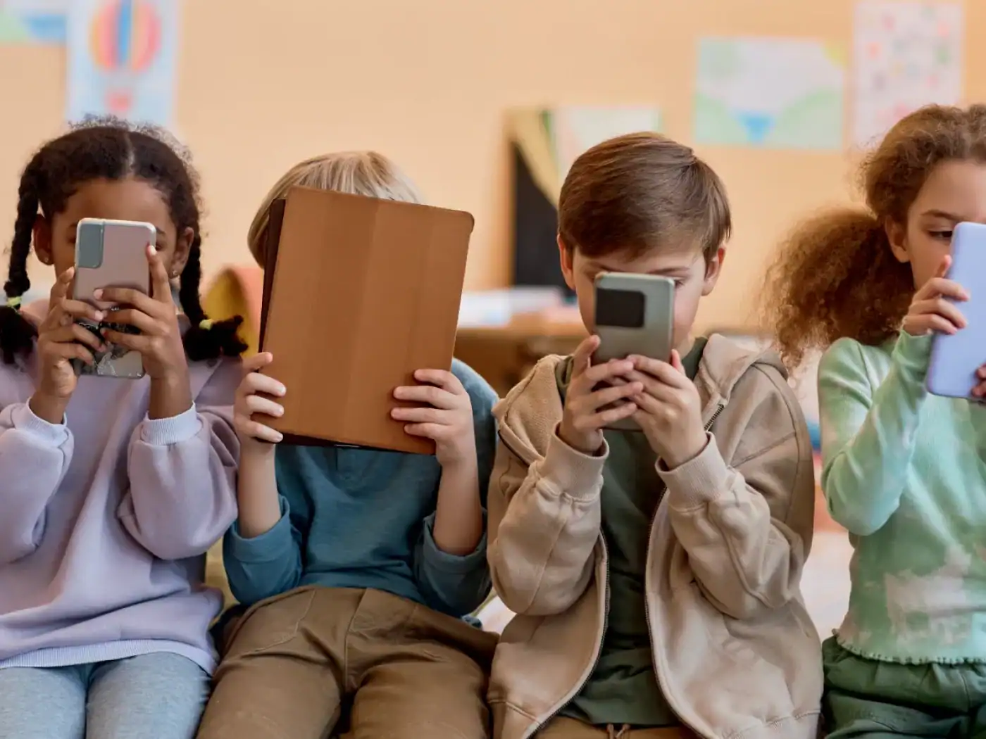 Ministro da Educação admite tornar efetiva proibição de telemóveis nos 1.º e 2.º ciclos