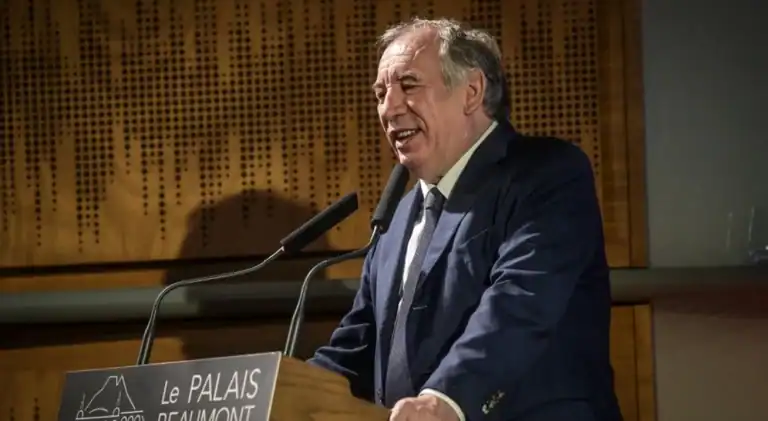 Macron nomeia centrista François Bayrou primeiro-ministro de França