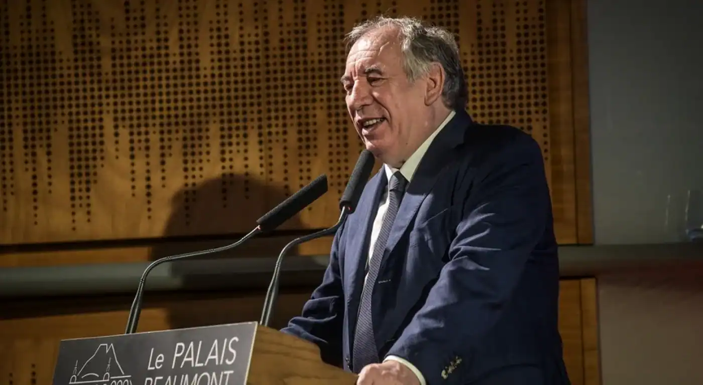 Macron nomeia centrista François Bayrou primeiro-ministro de França