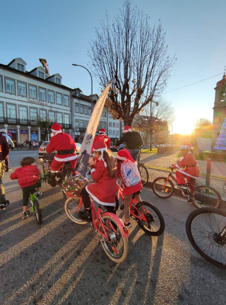 Ciclistas vestidos de Pais e Mães Natal pedalam por solidariedade em Braga
