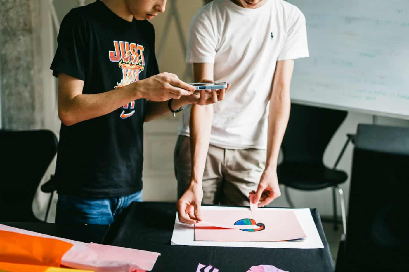 Workshop desafia jovens a criar arte digital através da realidade aumentada