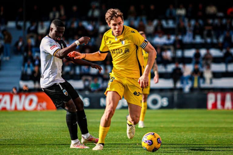 FC Famalicão perde em casa com Farense