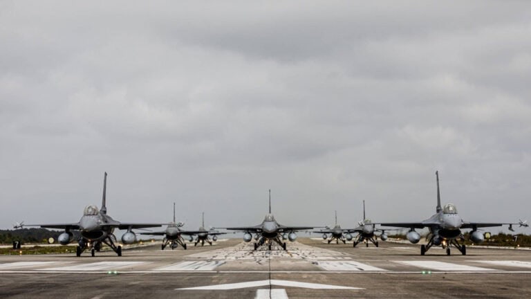 Aviões caça F-16M da Força Aérea sobrevoam Braga e Guimarães esta terça-feira