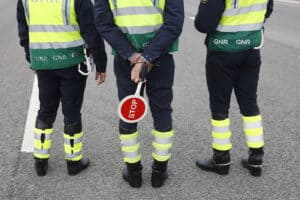 Quinze mortos em 2.622 acidentes desde o início da operação Natal e Ano Novo da GNR 