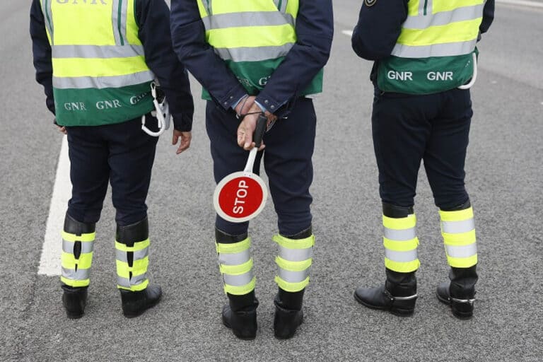 Quinze mortos em 2.622 acidentes desde o início da operação Natal e Ano Novo da GNR