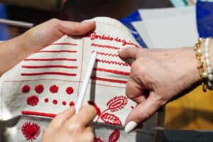 Bordado de Guimarães em foco no mês de janeiro com ateliê aberto na Loja Oficina&nbsp;