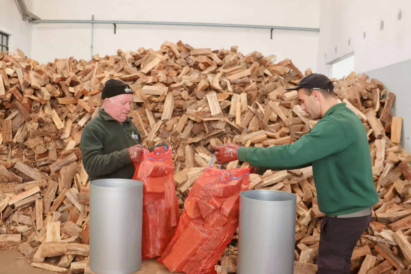 Vitrus distribui 60 toneladas de lenha para aquecer as escolas de Guimarães