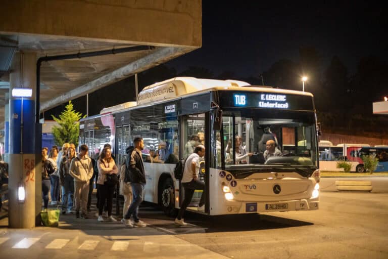 Governo anuncia ter saldado contas de passes gratuitos para estudantes relativas a 2024&nbsp;