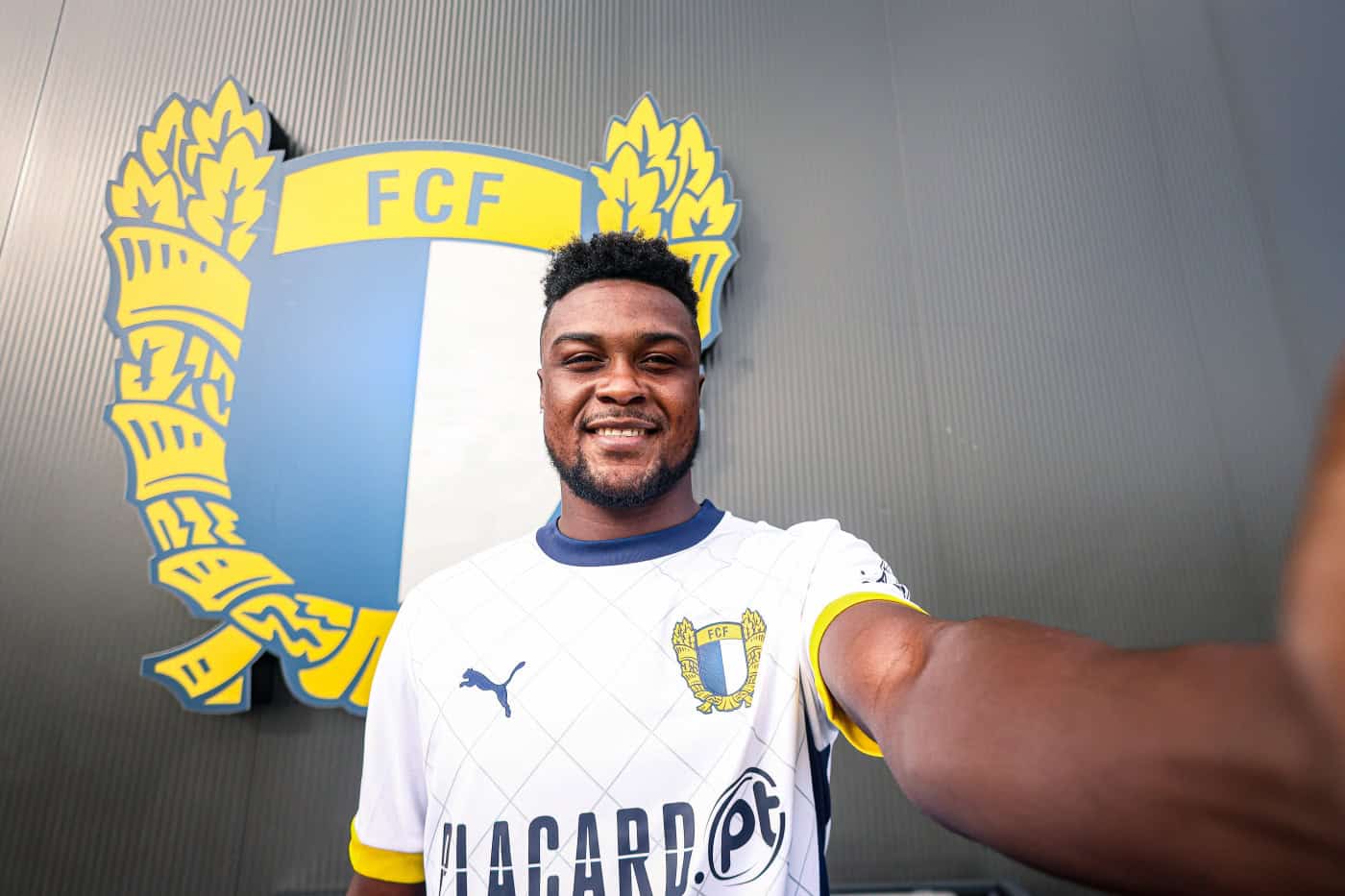 Pedro Bondo assina pelo Famalicão até 2029