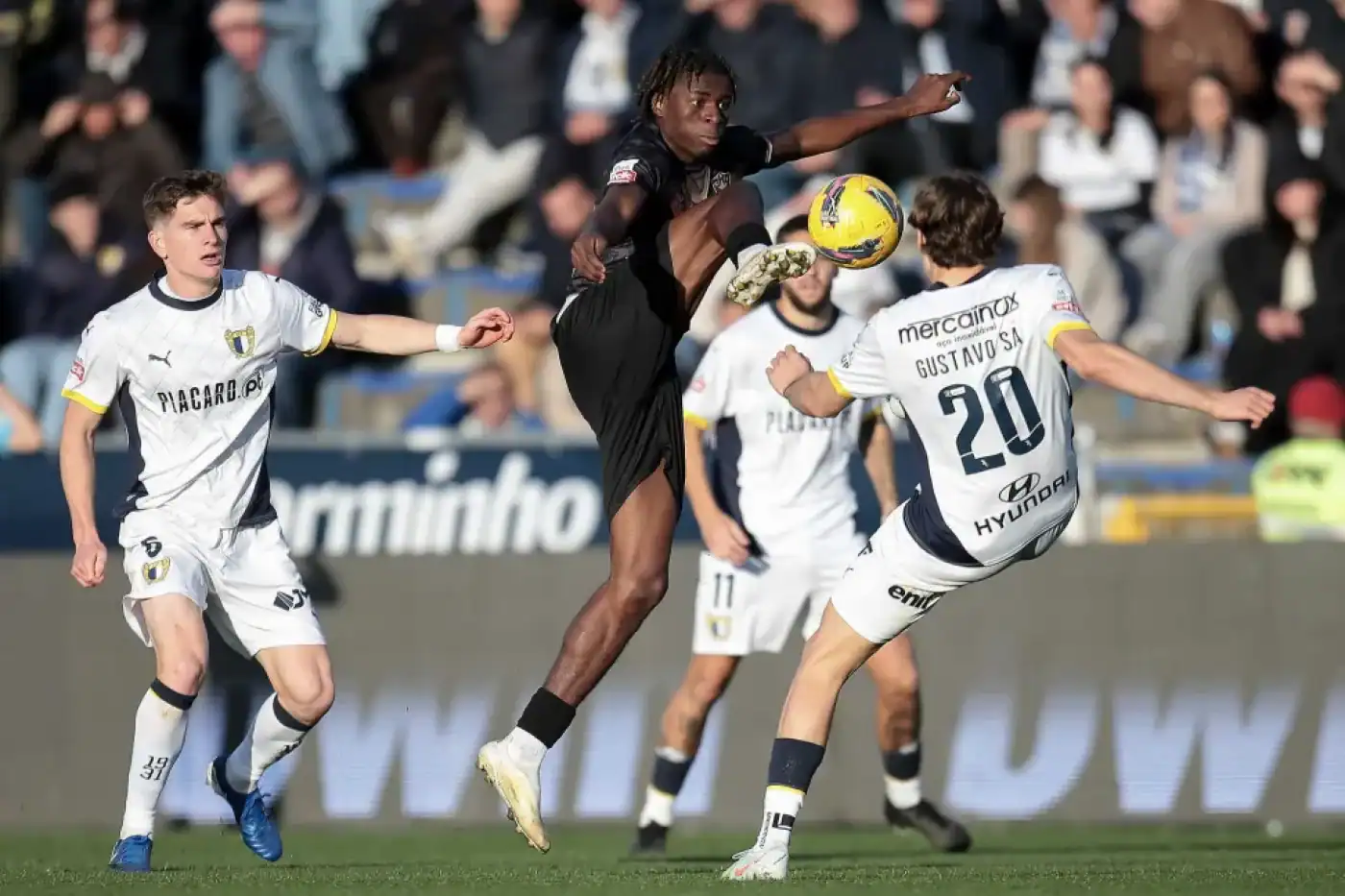 Famalicão empata com Estrela da Amadora