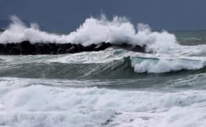 IPMA eleva para 10 os distritos sob aviso vermelho devido à agitação marítima 