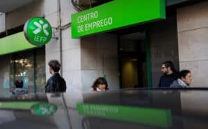 Desemprego desce para 6,4% em dezembro, o valor mais baixo desde agosto 