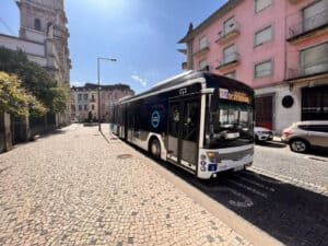 Praça do Município. Comentadores defendem CMB a controlar infrações nas paragens