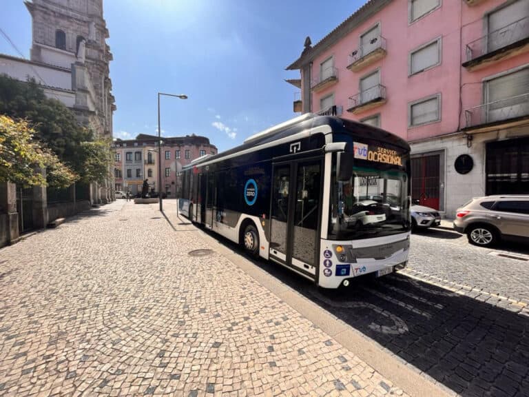 Praça do Município. Comentadores defendem CMB a controlar infrações nas paragens