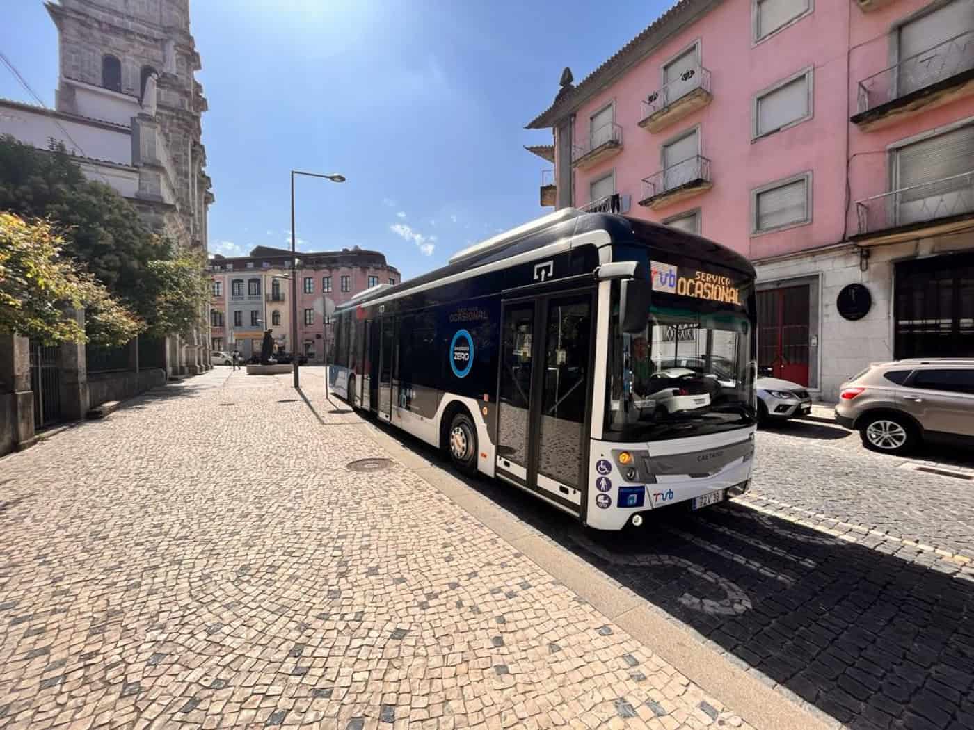 Praça do Município. Comentadores defendem CMB a controlar infrações nas paragens