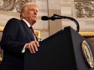 Trump suspende por um mês arranque de tarifas sobre importações do México