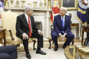 Trump sugere que palestinianos deslocados sejam reinstalados “permanentemente” fora de Gaza&nbsp;