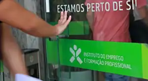 Taxa de desemprego baixa para 6,4% em 2024 