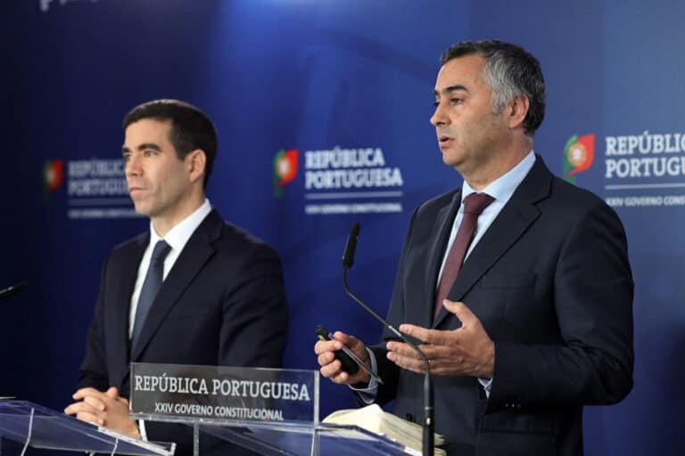 Doutorados só não poderão ser contratados se fizeram todo o percurso na mesma instituição