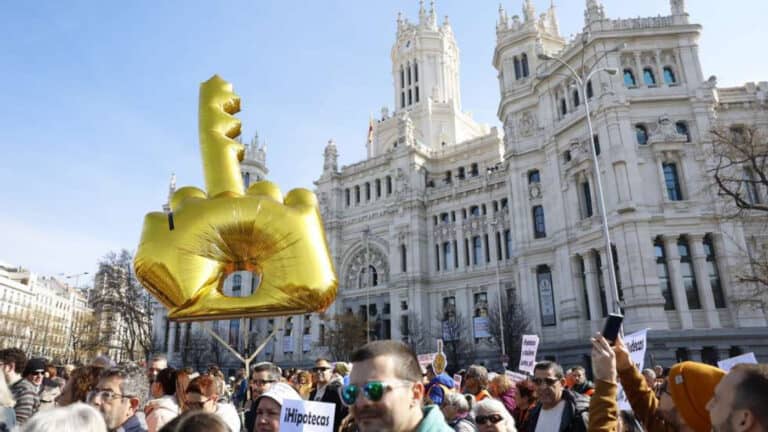 Milhares de pessoas protestaram em Madrid pelo direito à habitação e contra a especulação