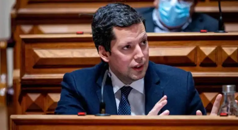 Carlos Eduardo Reis deixa AR mas mantém funções na Câmara de Barcelos