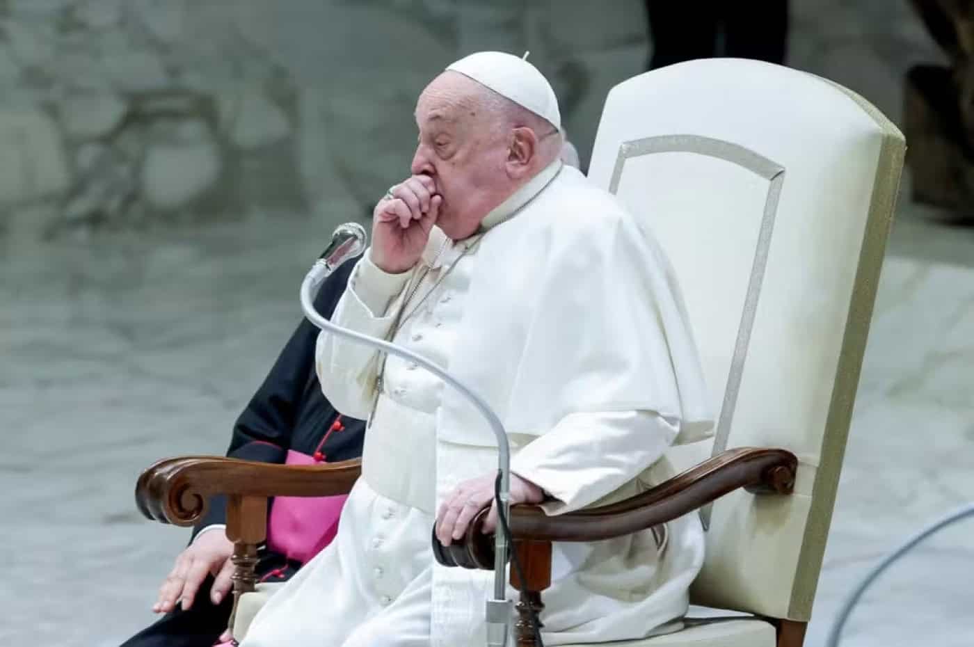 Papa Francisco passou noite tranquila e febre baixou&nbsp;