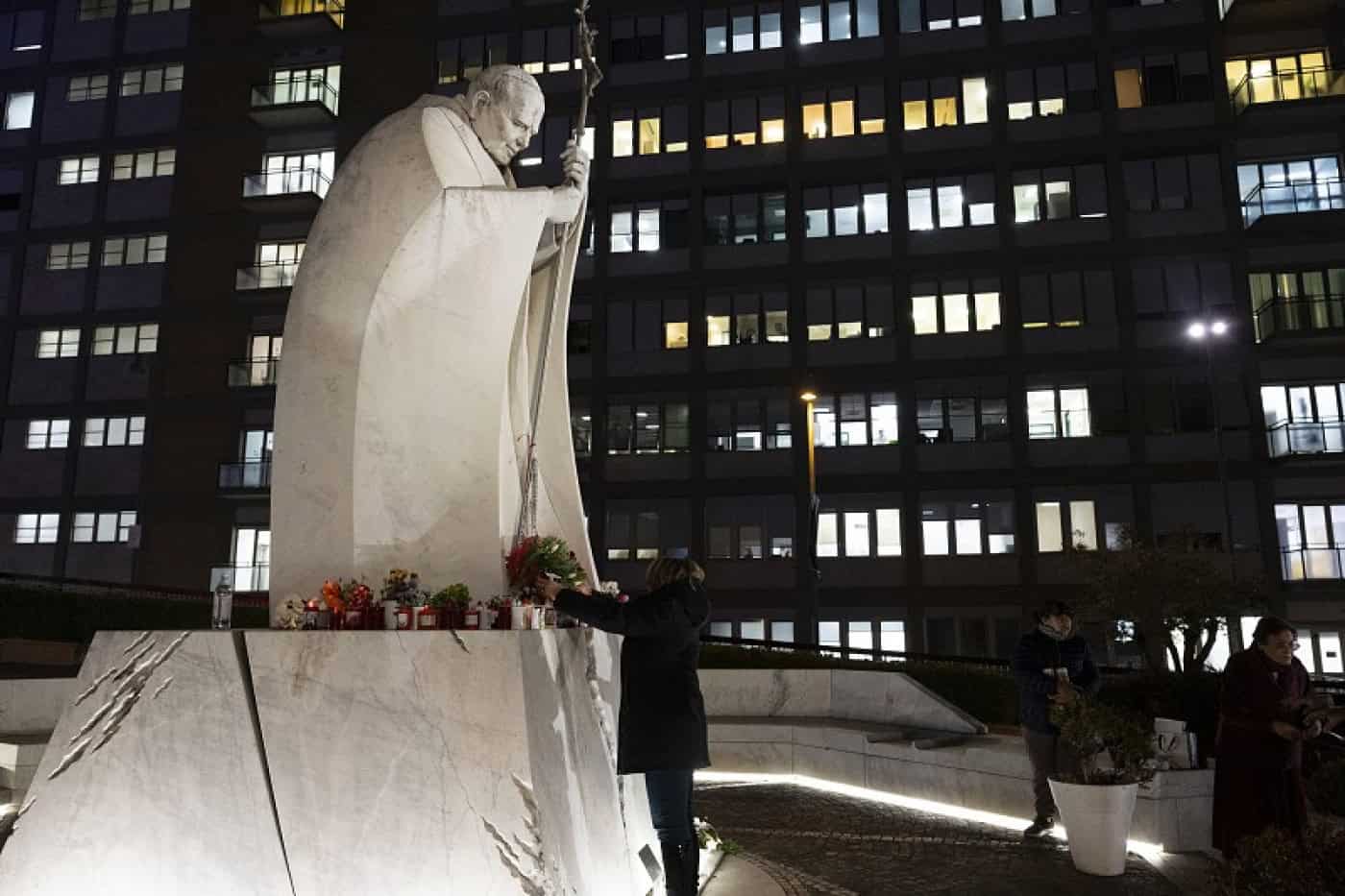 Papa encontra-se estável e “ligeiramente melhor” no sexto dia de hospitalização