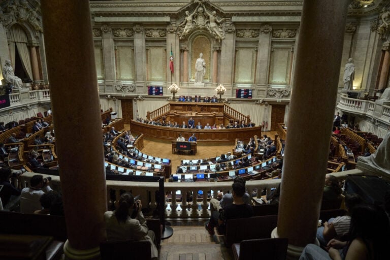 Parlamento debate e vota hoje moção de confiança